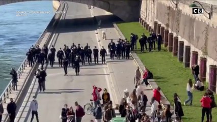 Les forces de l'ordre évacuent les quais de Seine pour non-respect des gestes barrières