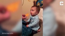 Ce bébé croque dans un Dorito très épicé... Réaction hilarante