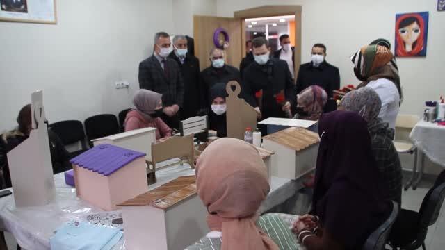 Malazgirt Kaymakamı Demirer, kadın çalışanlar ile kursiyerlerin gününü kutladı