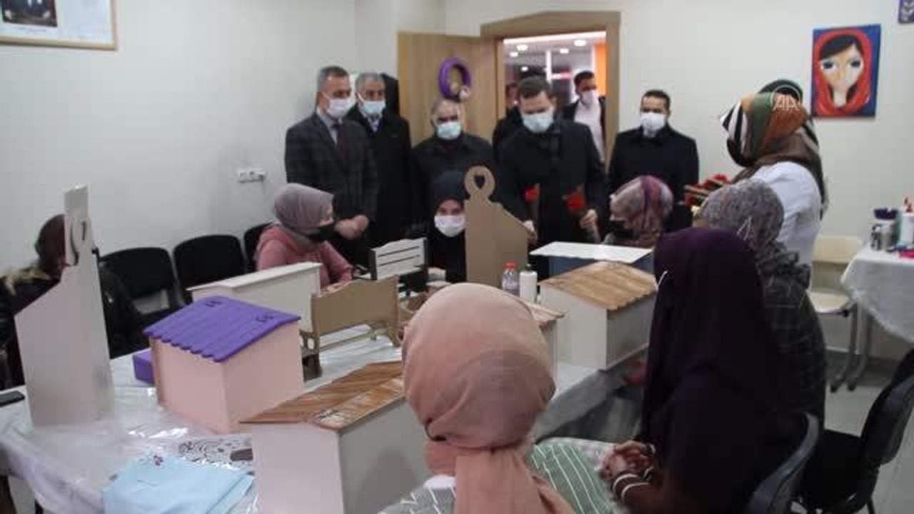 Malazgirt Kaymakamı Demirer, kadın çalışanlar ile kursiyerlerin gününü kutladı