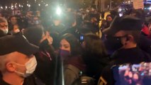 La Policía Nacional retiene a varias feministas en una concentración junto a la fuente de Neptuno en Madrid