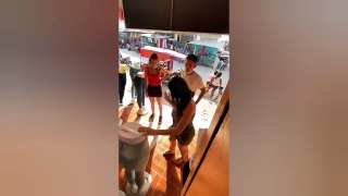 Broma de chica en tienda