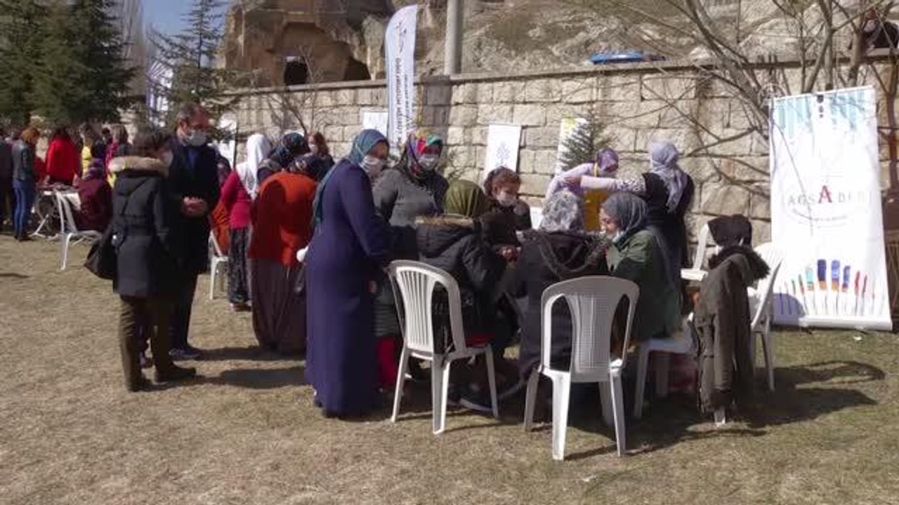 AFYONKARAHİSAR - "Frigya'nın kalbi" Ayazini köyündeki kadınlara el sanatları öğretildi