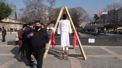 - Şehir merkezine darağacı kurup kadın katilini idam ettiler