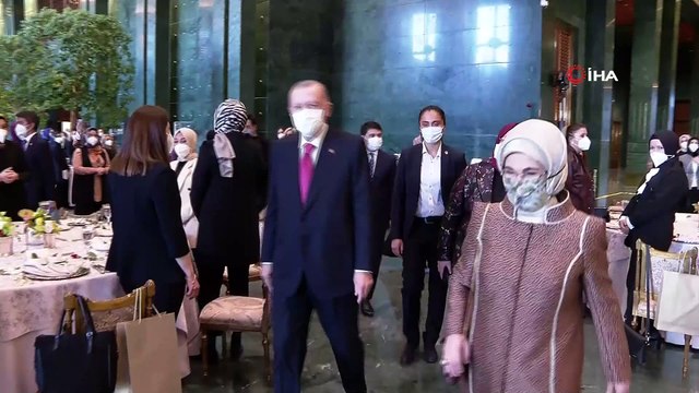 Cumhurbaşkanı Erdoğan ve eşi Emine Erdoğan sağlık ve sosyal hizmet çalışanı kadınlarla bir araya geldi