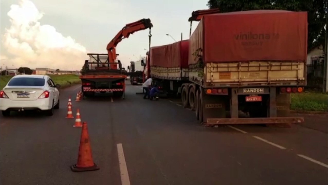 Após problema em freio estacionário, carroceria de bitrem cai no asfalto às margens da 467 e fica danificada