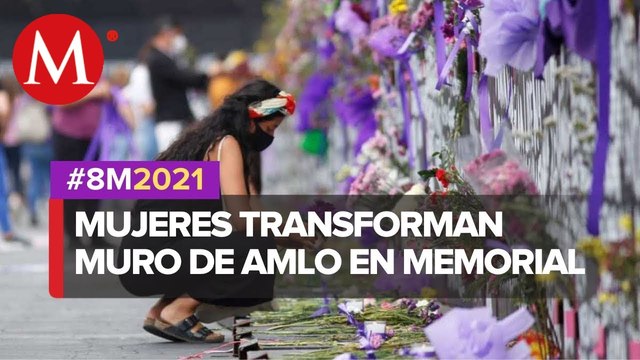 Mujeres colocan flores, velas y pancartas en valla metálica de Palacio Nacional