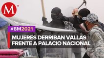 Mujeres logran derribar vallas metálicas en Palacio Nacional