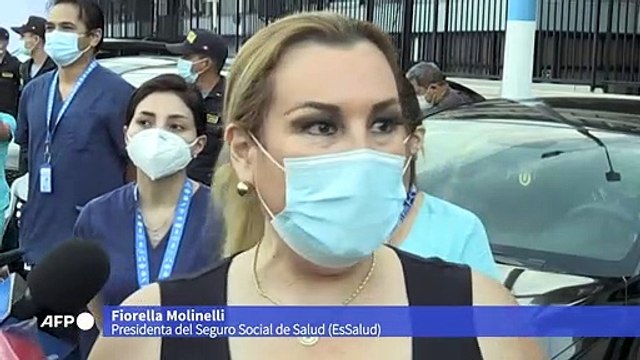 Perú inicia vacunación de ancianos, policías y militares contra covid-19