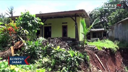Pilu Guru SD, Rumah Ambruk Akibat Tanah Bergerak