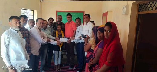 माता-पिता की मौत के बाद पढाई न छूटे इसलिए शिक्षकों ने महिला दिवस पर 12 साल की बेटी को सौंपे सवा लाख