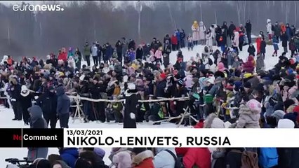 Maslenitsa in Russland - brennende Puppen und Blinis mit Honig