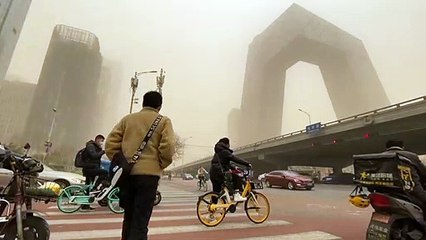 Poluição deixa o céu amarelo em Pequim