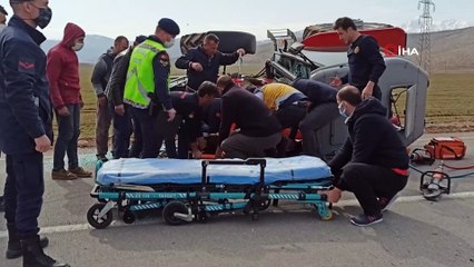 Devrilen traktörün sürücüsü kabin sayesinde hayatta kaldı