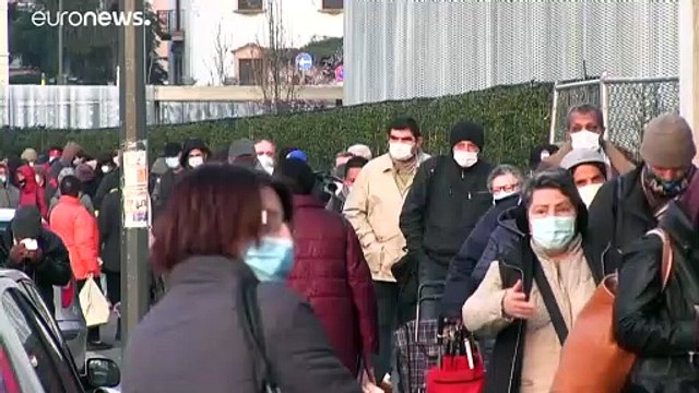 Milano: sempre più persone in coda per un pasto