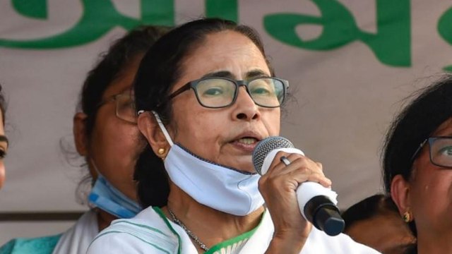 Mamata Banerjee chants mantras at stage in Nandigram