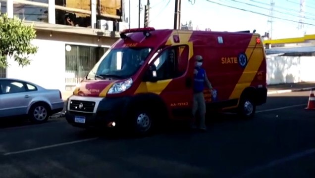 Motociclista fica ferido em colisão com Saveiro na Avenida Carlos Gomes