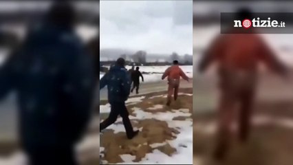 Russia, demoliscono la torre idrica ma la struttura crolla sul furgone degli operai: il video