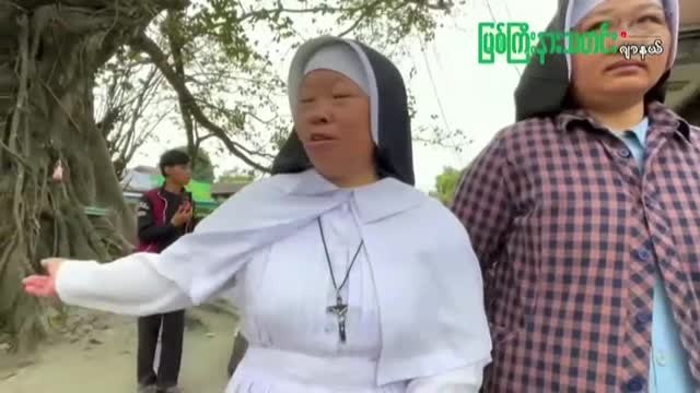 Una monja birmana suplica de rodillas el cese de la violencia