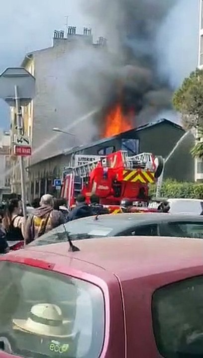 Violent incendie dans un entrepôt à Nice, un important dispositif de secours engagé