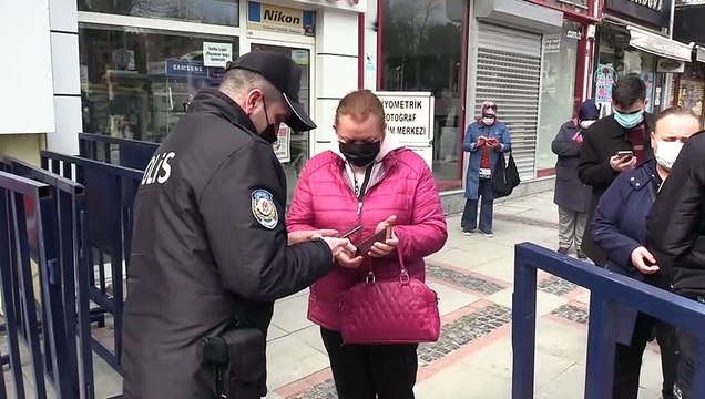 EDİRNE - Kovid-19'da 'çok yüksek riskli' illerden Edirne'de işlek caddelere girişte HES kodu uygulaması başlatıldı