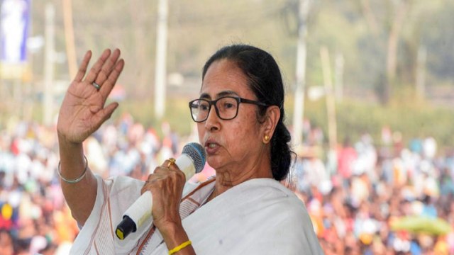 Mamata Banerjee in Nandigram, offers chadar at Mazar!