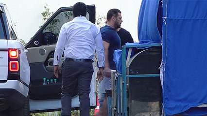 Salman Khan ने मीडिया को देख ऐसे किया किनारा, YRF Studiosमें हुए स्पॉट|FilmiBeat