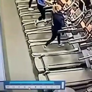 Enlever un sweat sur un tapis de course en marche n'est pas une bone idée