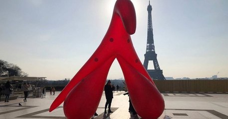 Devant la tour Eiffel, un clitoris géant gonflable a pris place afin de briser le tabou sur cet organe