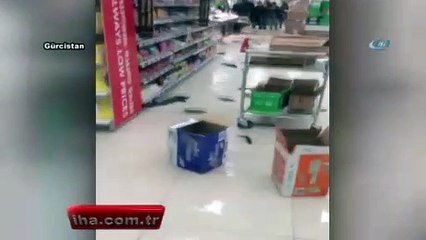 Akvaryumun camı kırılınca balıklar etrafa saçıldı