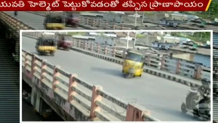 Auto Rickshaw  hits Scooty at Kagaznagar | Cctv footage | No one gets serious injured | 3 FrameZ