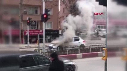 AFYONKARAHİSAR Işıkta beklerken otomobili yandı