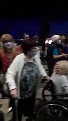 Indignante: muchos abuelos mayores de 80 amontonados en el Luna Park