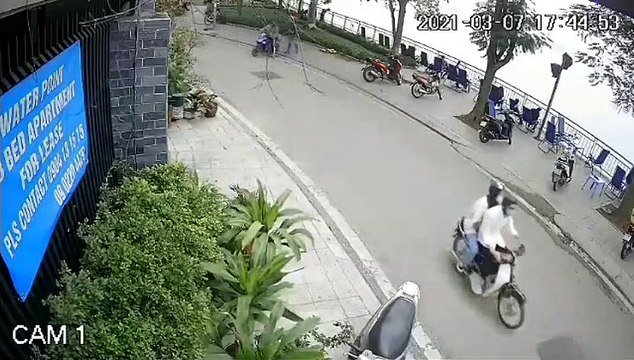 Thanh niên ngồi cà phê ở Hồ Tây bị “nhảy” xe SH, trộm không nổ được máy thì dắt chạy bộ luôn