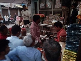 नकली सिगरेट बेचने की सूचना पर तहसीलदार की टीम ने की कार्रवाई