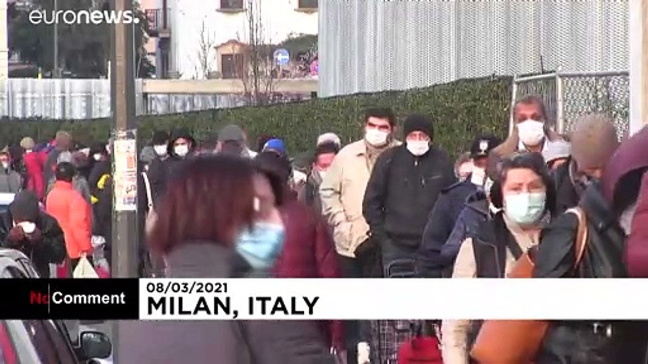 İtalya'da gıda yardımı alanlar uzun kuyruklar oluşturuyor