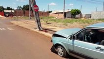 Carro bate contra poste no Cascavel Velho e estrutura fica totalmente destruída