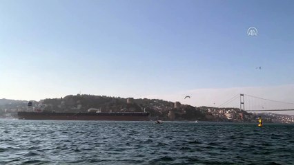 İSTANBUL - Dev petrol tankeri İstanbul Boğazı'ndan geçti