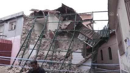 Yıkılma riski olduğu için boşaltılan ev çöktü