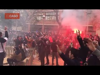 Aficionados del Olimpique de Lyon en la plaça Artós, horas antes del partido de Champions