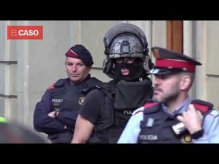 Operació del GEI al carrer de Rosselló - Moment de la sortida de l'home