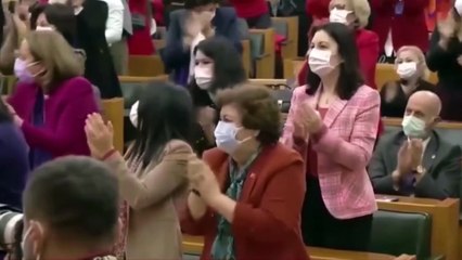 Kılıçdaroğlu "Kotayı yüzde 50 olarak hazırladık" dedi, kadın vekiller ayakta alkışladı