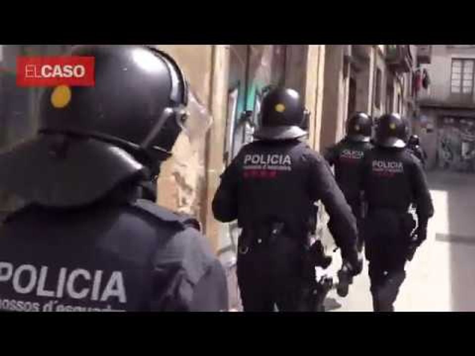 Entradas de los Mossos en pisos en una redada antidroga en el Raval de Barcelona