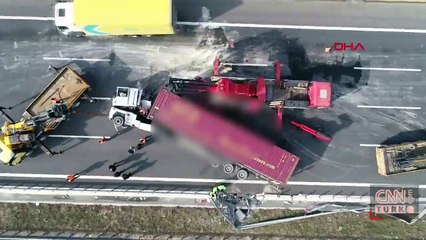 Bariyerlere çarpan tır devrildi