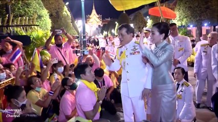 ในหลวงราชินี ทรงพระดำเนินพร้อมด้วยเจ้าฟ้าพัชรกิติยาภาฯ เจ้าฟ้าสิริวัณณวรีฯ ทรงเยี่ยมราษฎรที่มารอเฝ้า