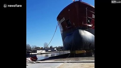 Ce dockers va avoir très chaud pendant la mise à l'eau de ce navire... Chanceux