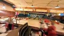 Ce pilote de drone est fou... Visite d'un bowling à toute vitesse