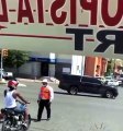 Apresan hombre a bordo de una motocicleta intentaba cruzar con caravana presidencial en San Carlos