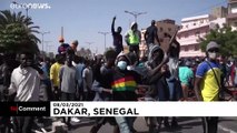 شاهد: مواجهات بين الشرطة ومحتجين في داكار عقب إطلاق سراح المعارض عثمان سونكو