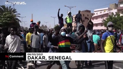 شاهد: مواجهات بين الشرطة ومحتجين في داكار عقب إطلاق سراح المعارض عثمان سونكو